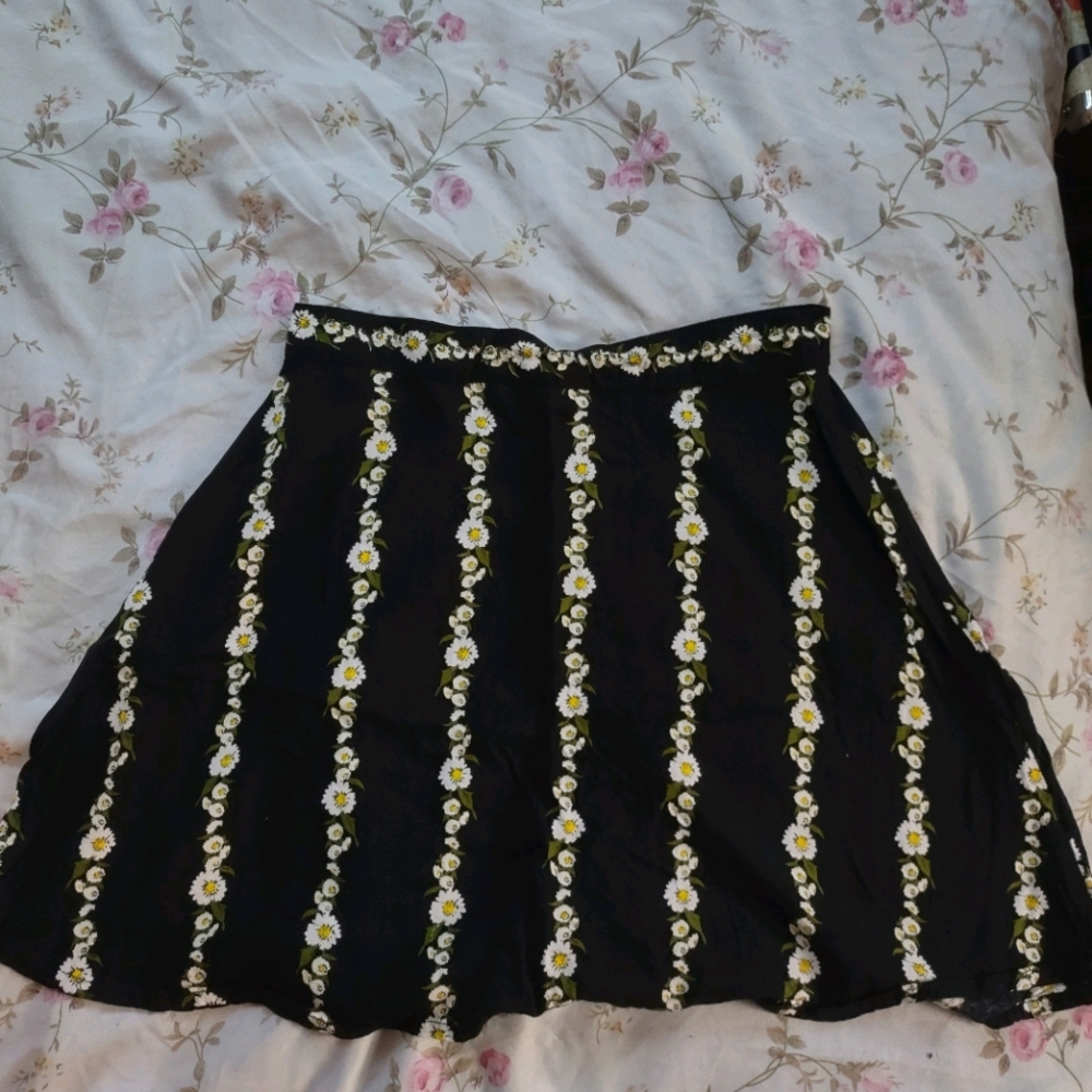 Black skirt with daisy chain design